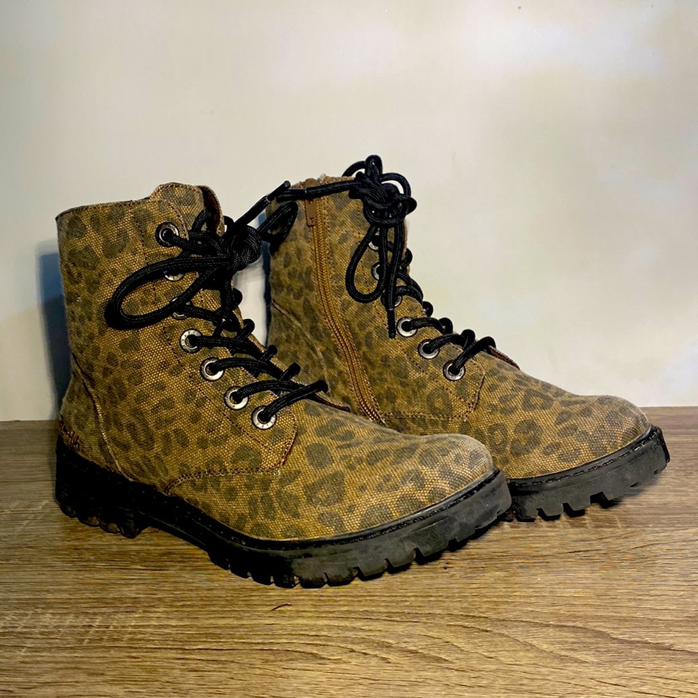 Blowfish Leapord print, fleece lined boots, size 7. Great condition!